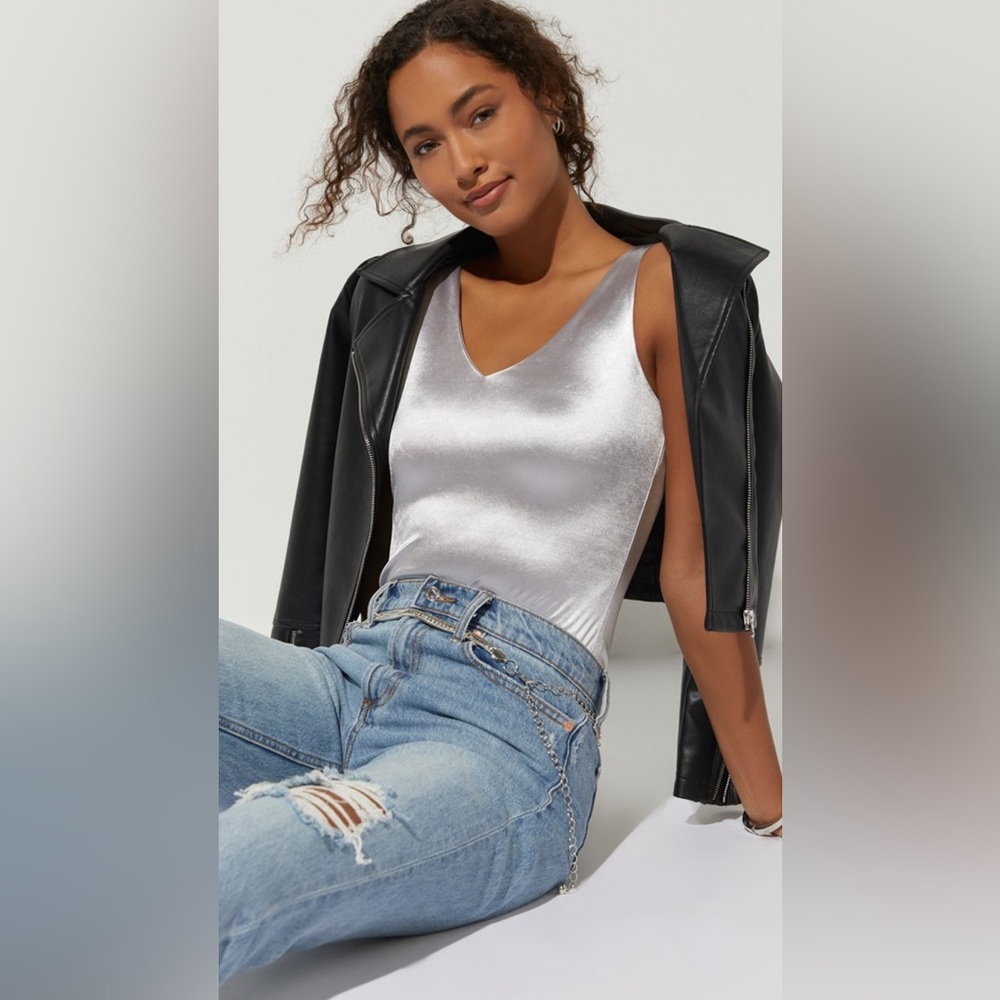 🩶LAST1️⃣🩶New Francesca’s Philadelphia Shine Silver V Neck Bodysuit